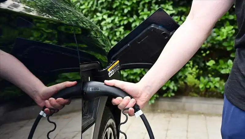 ABD'nin Gümrük Vergilerine Karşı İngiltere'den Elektrikli Araç Üreticilerine Yenilikçi Destek