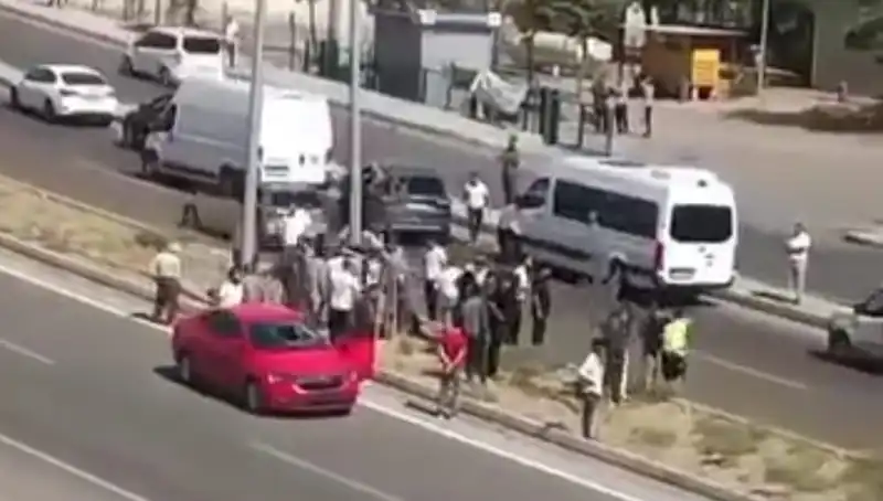Yolun Karşısına Geçen Yayaya Otomobil Çarpma Anı Kameralara Yansıdı