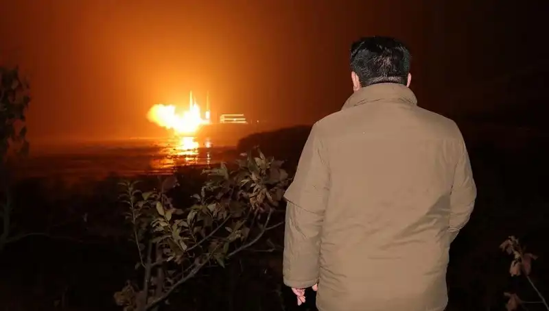 Kuzey Kore'nin Silah Programı: Faturasını Amerikanlar mı Ödüyor?