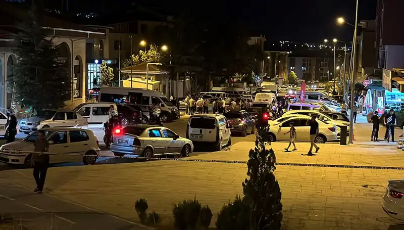 İki Ailenin Kavgası Hastaneye Taşındı: 1 Kişi Ağır Yaralı