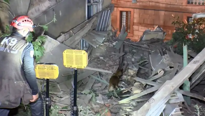 İstanbul'da Deprem Sonrası Yıkılan Bina: Korkunç Anlar ve Kurtarma Çalışmaları