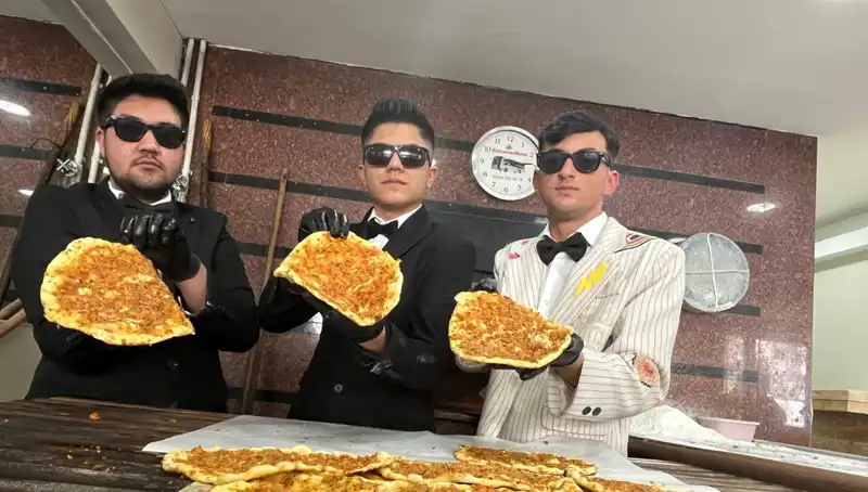 Takım Elbiseli Fırıncılar: Geleneksel Meslek ile Şıklığın Büyüleyici Buluşması