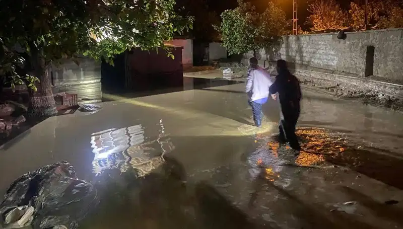 20 Dakikalık Şiddetli Yağış, Kenti Felç Etti: Evler Çöktü ve Boşaltıldı