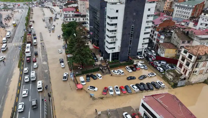 Trabzon’da Sel Felaketi Sonrası Çamurda Kaybolan Kişiyi Arama Çalışmaları Sürüyor