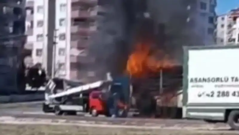 Alev Alev Yanan TIR, İnşaat Malzemeleriyle Dolu Araçta Felakete Yol Açtı