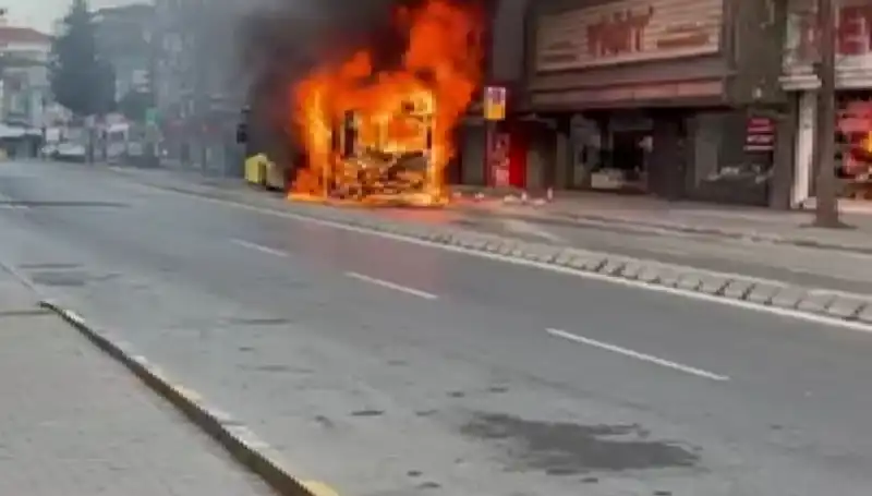 Ümraniye'de Yangın Paniği: Bir Anda Kıvılcımlar Havada Uçuştu!