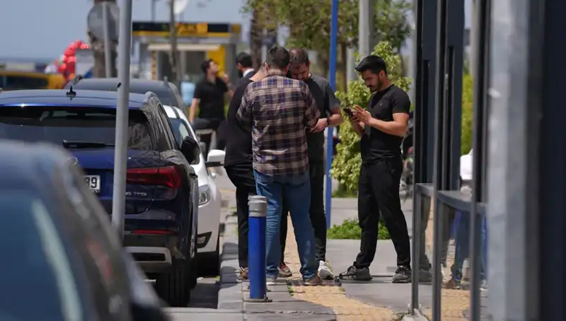 Depremin Korkunç Anlarında Balkondan Atlayanlar Yaralandı: Gözyaşları ve Panik