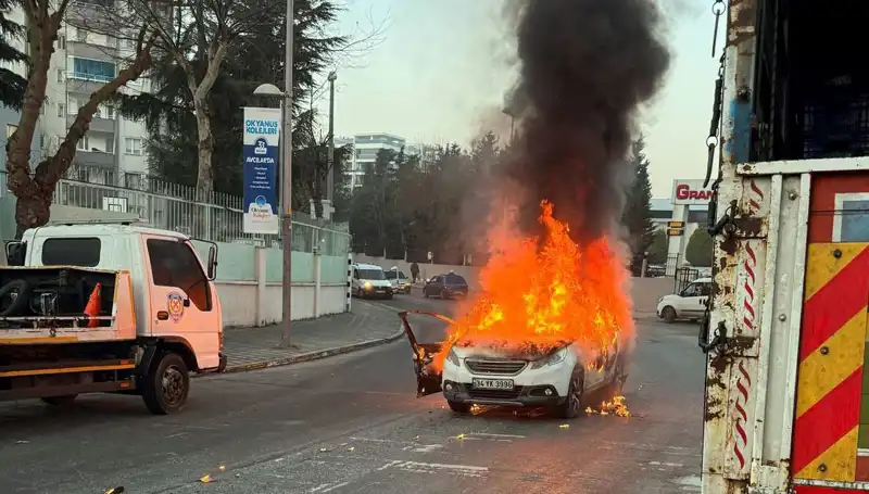 Alev Topuna Dönüşen Araç, Şehirdeki Otomobillere Dikkat Çekici Kaza Yaptı!