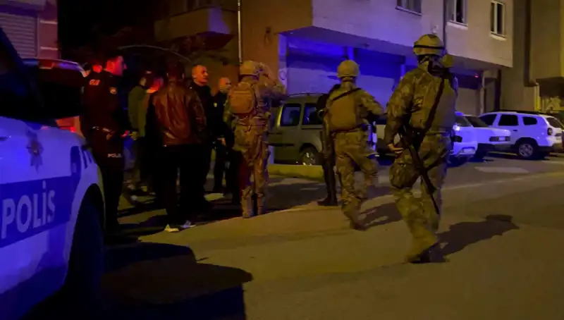 Balkondan Ateş Açan Şahıs, Gösterdiği Zorbalıkla Korku Saldı