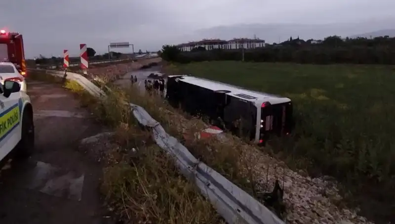 Manisa’da Yolcu Otobüsü Kazası: Yaralı Sayısı Artıyor, Korku Dolaşıyor!