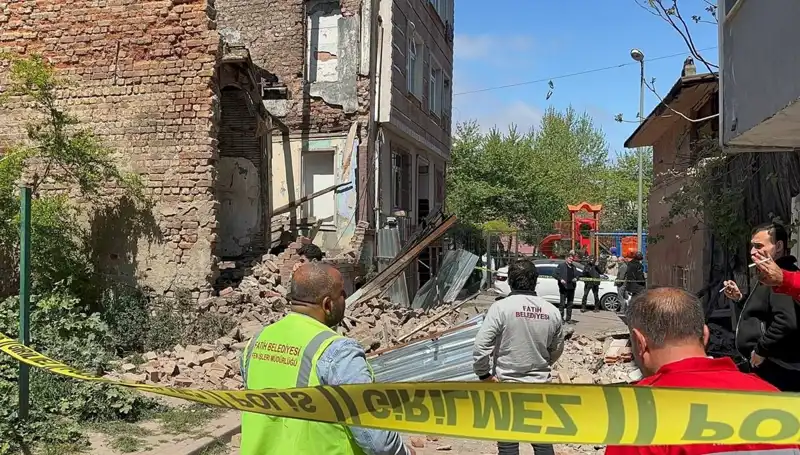 Fatih'te Deprem Felaketi: Bir Bina Çöktü, Kayıplar ve Panik İle Mücadele Ediliyor