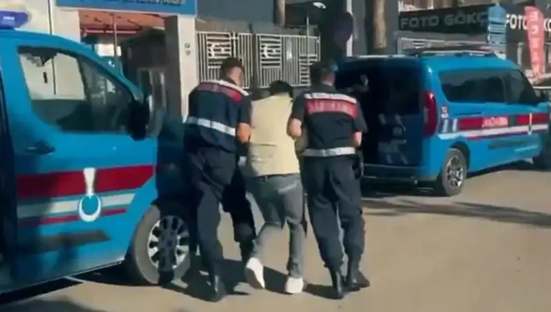 Türkiye'de 10 İlde Suç Örgütlerine Dev Operasyon: 74 Gözaltı