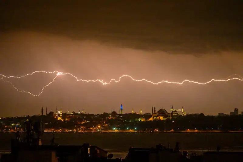 İstanbul'da Kışa Merhaba: Sıcaklık Aniden 22 Derece Düşebilir!