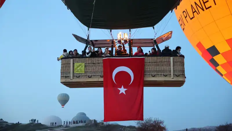 Kapadokya Gökyüzü Türk Bayraklarıyla Süslendi: 23 Nisan Coşkusu