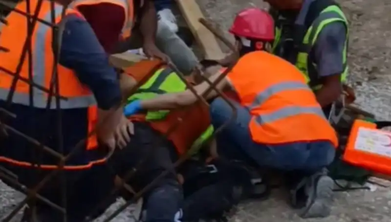 Adana'da İnşaatta Ciddi Yaralanma Olayı: İki İşçi Hastaneye Kaldırıldı