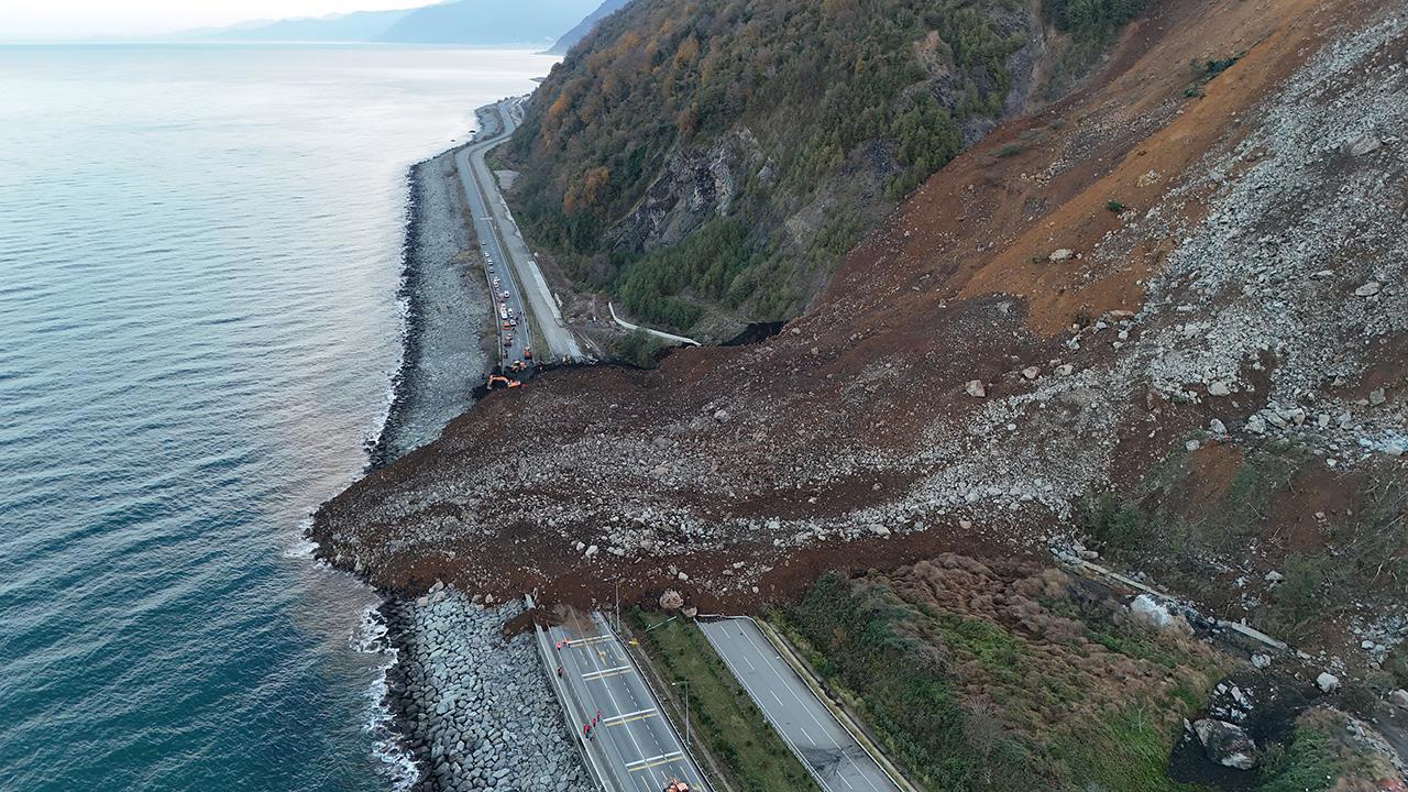 Artvin'de Heyelan: 100 Bin Ton Toprak Hareket Etti