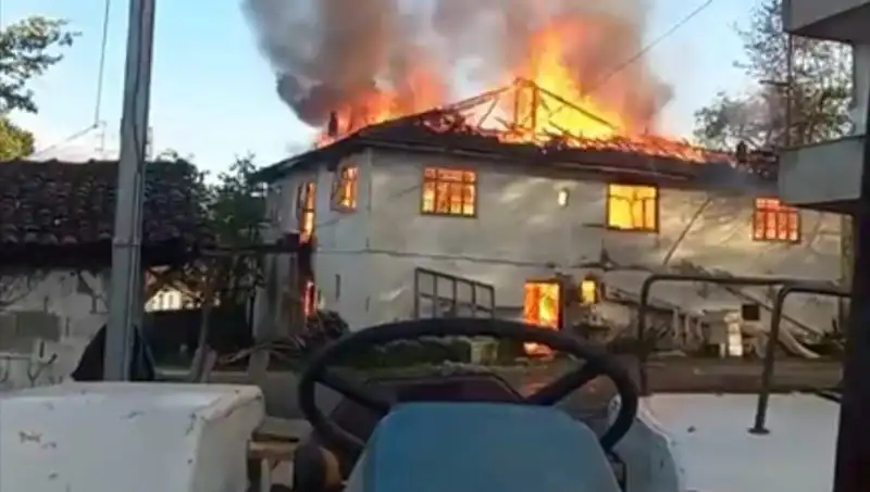 İki Katlı Evin Alev Alev Yanması: Olayın Ayrıntıları ve Nedenleri
