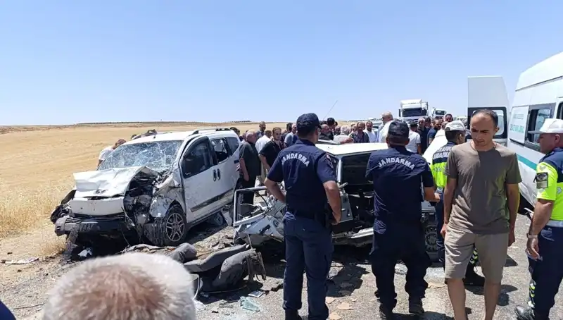 Otomobil ile Hafif Ticari Araç Çarpıştı: Feci Kazada 4 Can Gitti, 1 Yaralı