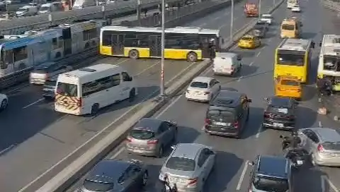 İETT Otobüsü Trafiği Kilitledi: Kazada İki Araç Zarar Gördü!
